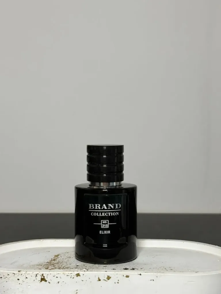 (MASCULINO) Inspiração: Sauvage Elixir 😎  Sauvage se mistura com um coração de especiarias, uma essência de lavanda "customizada" e um blend de madeiras licorosas, assinatura de um novo rastro poderoso, distinto e cativante.  🔹Notas de Topo: Notas de "grapefruit" e coração de especiarias  🔹Notas de Coração: Essência de lavanda de Nyons com denominação de origem protegida  🔹Notas de Fundo: Madeira licorosa  Brandcollection N ° 315  25ml