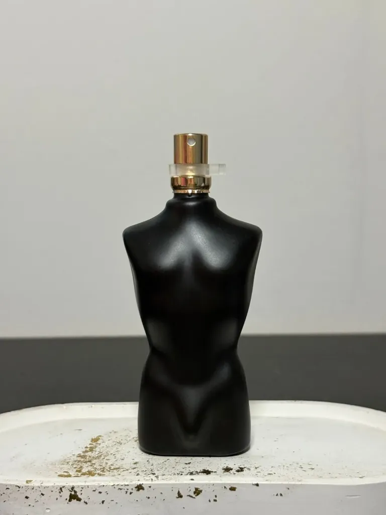 (MASCULINO) O Brand Collection 325 é um perfume masculino contratipo de 25ml, inspirado no icônico Le Male Le Parfum de Jean Paul Gaultier. É uma fragrância oriental intensa e sofisticada, que combina notas de cardamomo, lavanda, íris e baunilha, ideal para uso noturno ou ocasiões especiais. Inspiração: Le Male Le Parfum Jean Paul Gaultier.Família Olfativa: Oriental.Notas Principais: Cardamomo (topo), Lavanda e Íris (coração), Baunilha e notas amadeiradas (fundo).