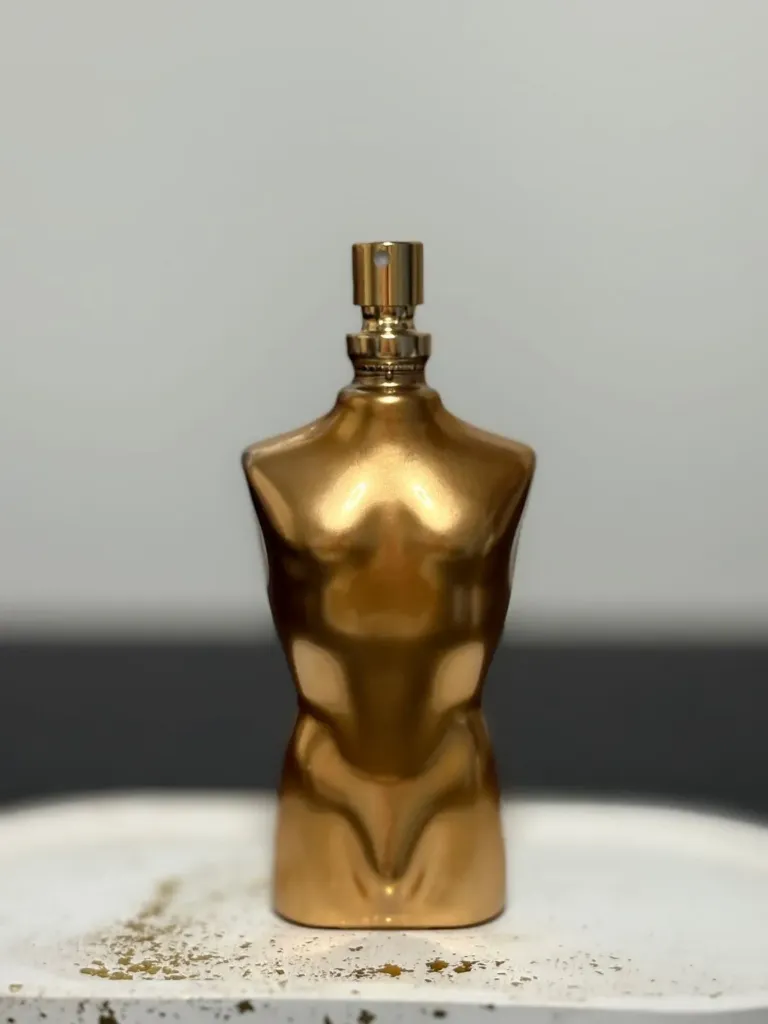 (MASCULINO) O Brand Collection 323 é inspirado no icônico Le Male Elixir de Jean Paul Gaultier. Esta fragrância masculina é conhecida por ser intensa, quente e sedutora, ideal para noites e climas frios, apresentando notas de mel, lavanda, baunilha e fava tonka em um frasco miniatura de 25ml. Vibe: Intenso, sedutor e marcante. Família Olfativa: Ambarado Fougère. Notas Principais: Topo: Lavanda e Hortelã. Coração: Baunilha e Benjoim. Fundo: Mel, Fava Tonka e Tabaco.