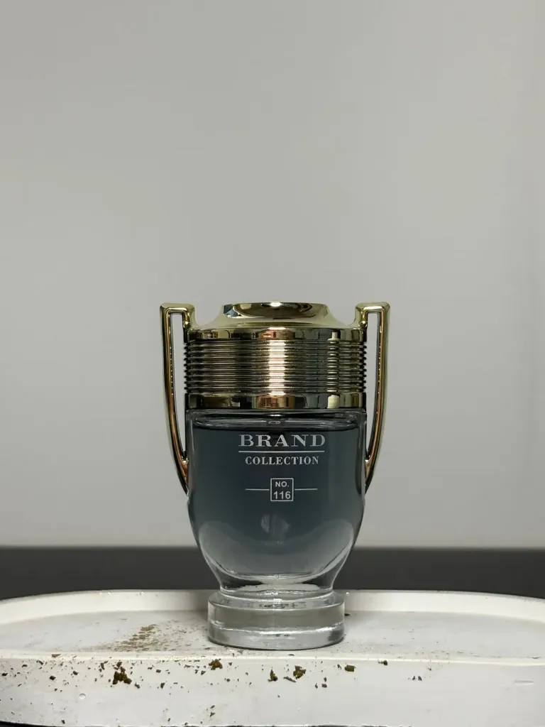 (MASCULINO) Inspiração: perfume INVICTUS 🏆  Ser vitorioso com o perfume Invictus! Um campeão invejado, um símbolo sexual. Ícone para homens, fantasia total para as mulheres!  🔸Familia Olfativa: Amadeirado Aquático  🔸Notas de Topo: Toranja, Notas oceânicas e Tangerina  🔸Notas de Coração: Folha de Louro e Jasmin  🔸Notas de Fundo: Madeira Guaiac, Musgo de Carvalho, Patchouli ou Oriza e Ambargris  Brandcollection- N°116 😎  25ml