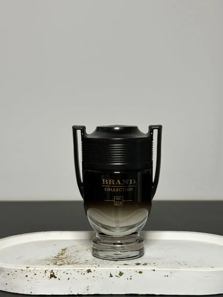(MASCULINO) Inspiração: Invictus Victory  Invictus Victory, uma super novidade de 2021, é um perfume Âmbar.  Notas de topo são Pimenta Rosa e Limão.  Notas de coração são Lavanda e Olíbano.  Notas de fundo são Baunilha, Fava Tonka e Âmbar.  214 - Brandcollection - 25ml