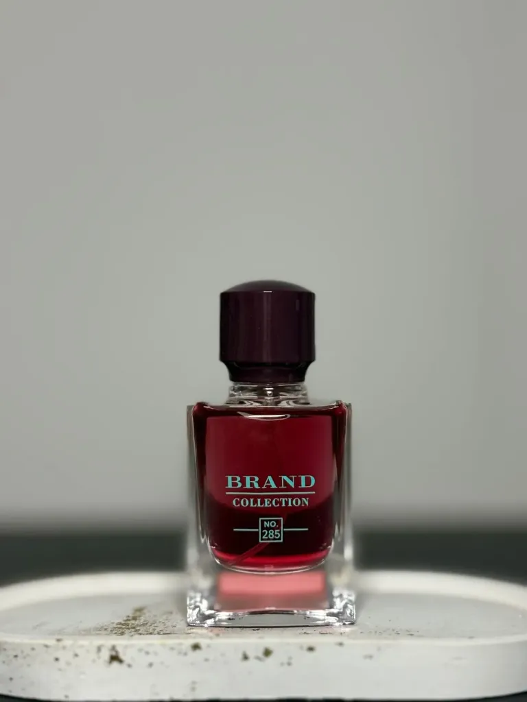 (MASCULINO) Perfume Brand Collection - 285 Joop Pour Homme 25ml é mais do que apenas uma fragrância; é uma declaração de estilo e poder para o homem moderno. Este Eau de Parfum encapsula a essência da confiança e do sucesso, projetando uma aura de sofisticação e masculinidade que é irresistível e memorável.