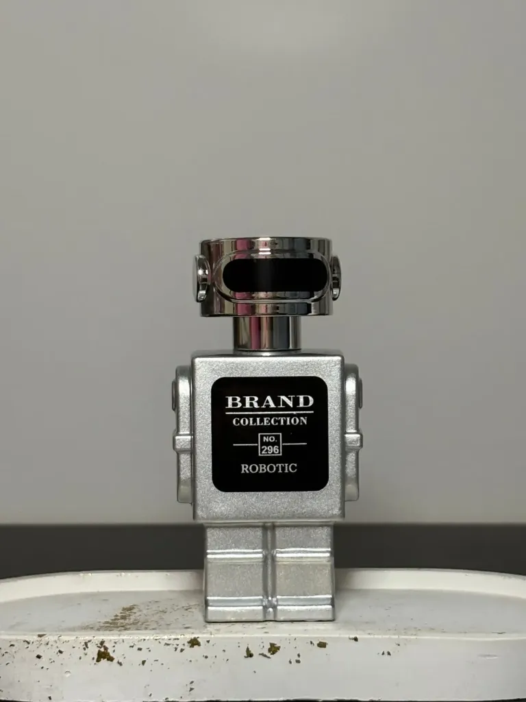 (MASCULINO) Inspiração: perfume Paco Rabanne Phantom 🤖  Uma fragrância aromática futurista, nascida da união entre o artesanato de luxo e inovadora tecnologia e criada a partir de um processo criativo de ponta, para fazer você se sentir energizado, confiante e sexy.  Familia Olfativa  🔸Notas de topo são Lavanda, Raspas de Limão e Limão de Amalfi.  🔸Notas de coração são Lavanda, Maçã, Fumaça, Notas Terrosas e Patchouli ou Oriza.  🔸As notas de fundo são Baunilha, Lavanda e Vetiver.  Brand Collection- N°296 🤖😎  Contém : 25ml