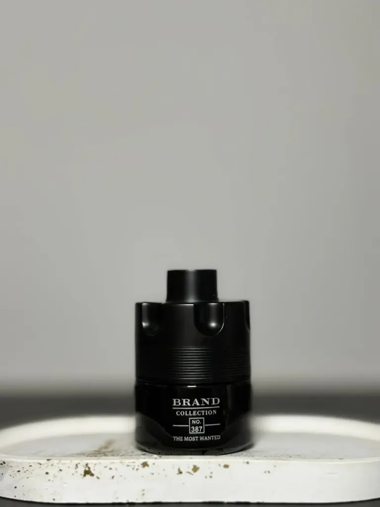 (MASCULINO) Inspiração : The Most Wanted Azzaro  Um perfume Âmbar Especiado Masculino.   Nota de topo é Cardamomo.   Nota de coração é Toffee.   Nota de fundo é Madeira de Âmbar.  Brandcollection N° 387  Contém 25 ml