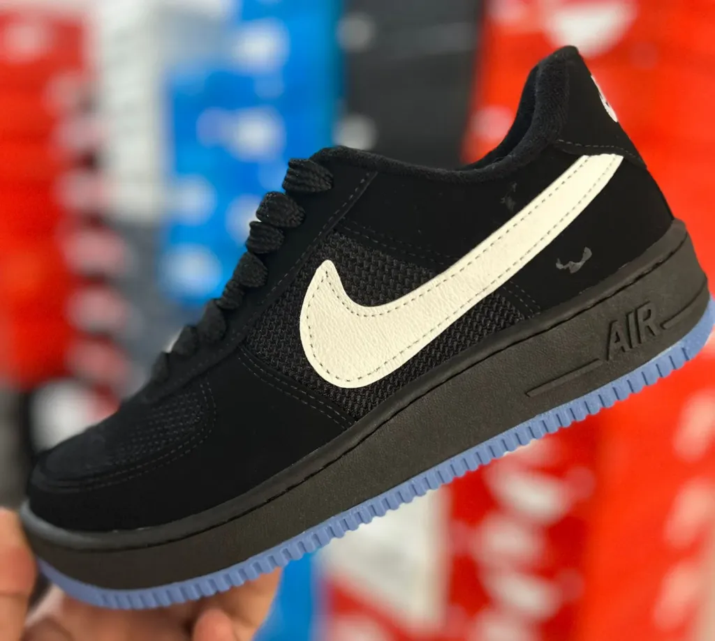 TÊNIS NIKE AIR FORCE PREMIUM PRETO SOLADO AZUL (40)