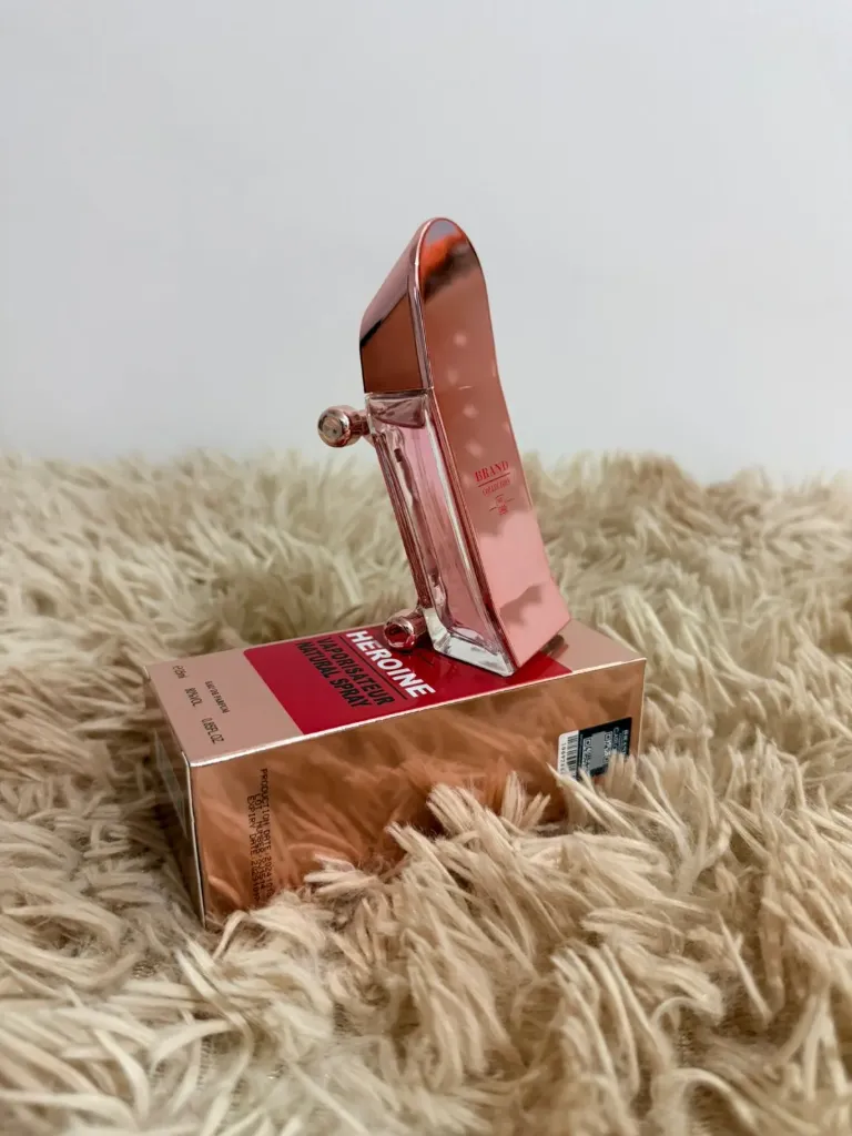 Inspiração: 212 Heroes For Her 🛹

212 Heroes For Her é a nova fragrância feminina que representa a juventude sem limites, a autenticidade e a liberdade de ser você mesma.

🔸Notas de topo são: Framboesa e Mandarina.

🔸Notas de coração são: Jasmim e Flor de Laranjeira.

🔸Notas de fundo são: Cedro e Sândalo.

Brandcollection n° 340

25ml