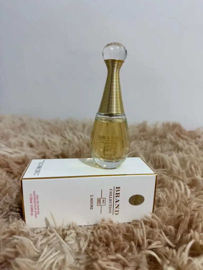 Inspiração perfume J'adore 😍  😍 J'adore, a essência Ylang Ylang das Ilhas Comores revela as suas notas florais-frutadas e exala uma doçura exótica  🔸Notas de Topo: Magnólia, Melão, Pêssego, Pêra, Bergamota e Tangerina  🔸Notas de Coração: Tuberosa, Ameixa, Violeta, Orquídea, Frésia, Jasmin, Lírio-do-vale e Rosa  🔸Notas de Fundo: Almíscar, Baunilha, Cedro e Amora  Brand Collection- N°007🥰  25ml