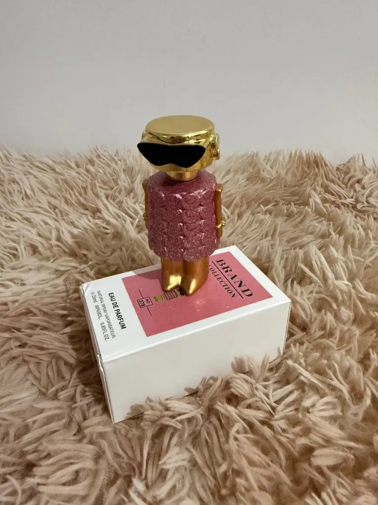 O perfume perfeito para usar em qualquer ocasião !!!  Inspiração : Fame Blooming Pink  A Miniatura mais apaixonante do momento  A mulher que você é. A mulher que você pode ser! Experimente com quantas versões femininas quiser. Deixe todas as suas facetas brilharem, e deixe um rastro do seu aroma único e exótico, como você.  Notas de topo são: Manga e Bergamota.  Notas de coração são: Jasmim e Olíbano.  Notas de fundo são: Baunilha e Sândalo.  Brandcollection N° 378  25 ml
