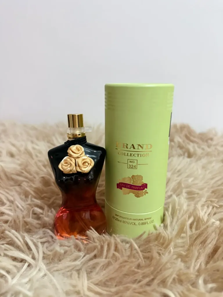 Um perfume feminino oriental gourmand !!!  Demonstra a sensualidade intensa e viciante da mulher irresistível, representando um jardim vistoso e repleto de mistérios, onde todos os pecados são permitidos.  A fragrância reúne a originalidade e a beleza feminina celebrando um brinde ao fruto vermelho proibido.  Nota de topo é Pera.  Notas de coração são: Fava Tonka e Jasmim.  Nota de fundo é Baunilha.  Brandcollection Nº 324  25 ml