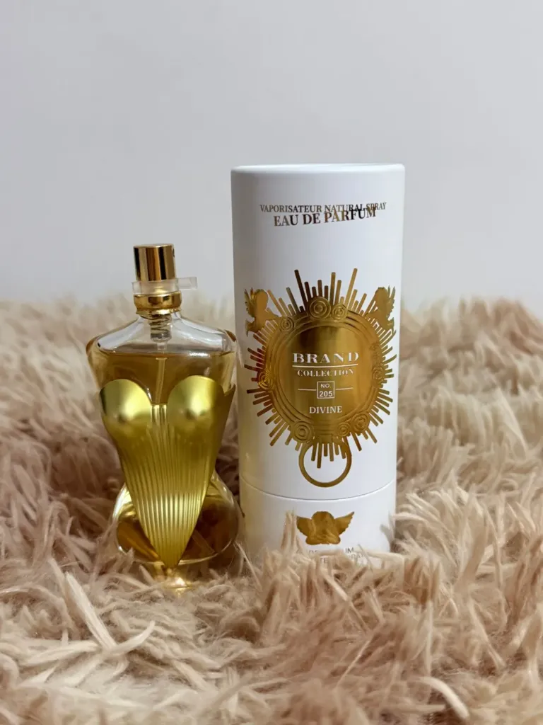 Inspiração : Divine Jean Paul   É um perfume Oriental Floral Feminino  Notas de topo são: Calypsone®, Bergamota e Bagas Vermelhas.  Notas de coração são: Lírio, Ylang Ylang e Jasmim.   Notas de fundo são: Merengue, Almíscar e Patchouli.   Brandcollection N° 205   25ml