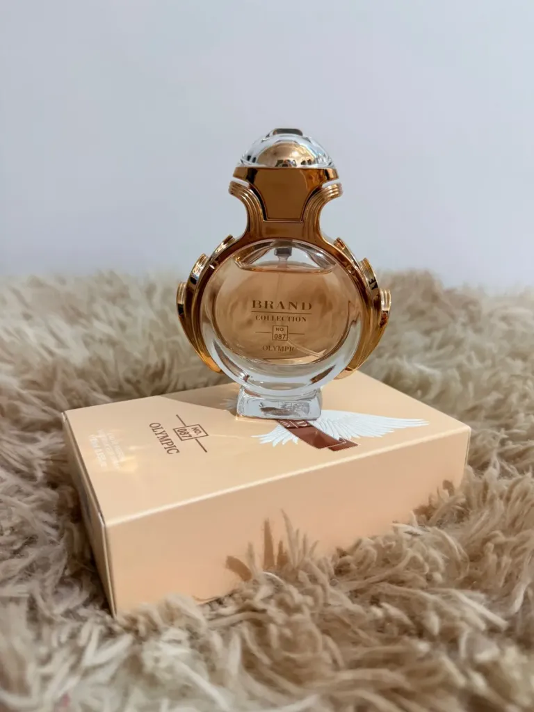 Inspiração : Olympéa  Extremamente feminino. Fiel a seus valores inovadores, onde a provocação revela o espírito do tempo. Com uma sensualidade única e irreverente, a qual nada nem ninguém pode resistir.  Familia Olfativa: Floral, Oriental  🔸Notas de Topo: Tangerina Verde, Flor de Gengibre, Jasmim Aquático  🔸Notas de Coração: Baunilha Salgada  🔸Notas de Fundo: Ambergris, Caxemira, Sândalo  Brand Collection- N°087🥰  25ml
