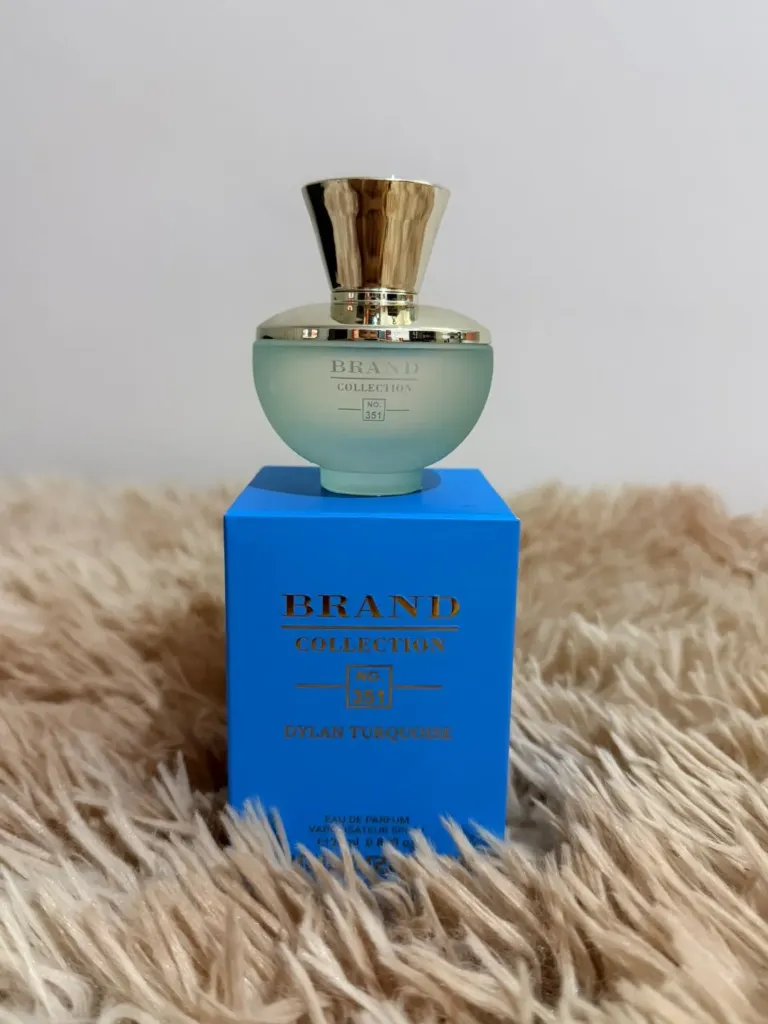 Inspiração: Versace Dylan Turquoise 🌊  Versace Pour Femme Dylan Turquoise de Versace é um perfume Floral Frutado Feminino.  🔹Notas de topo são Limão, Mandarina e Pimenta Rosa  🔹Notas de coração são Goiaba, Frésia, Jasmim e Cassis  🔹Notas de fundo são Clearwood®, Almíscar e Cedro  Brandcollection N° 351  25 ml