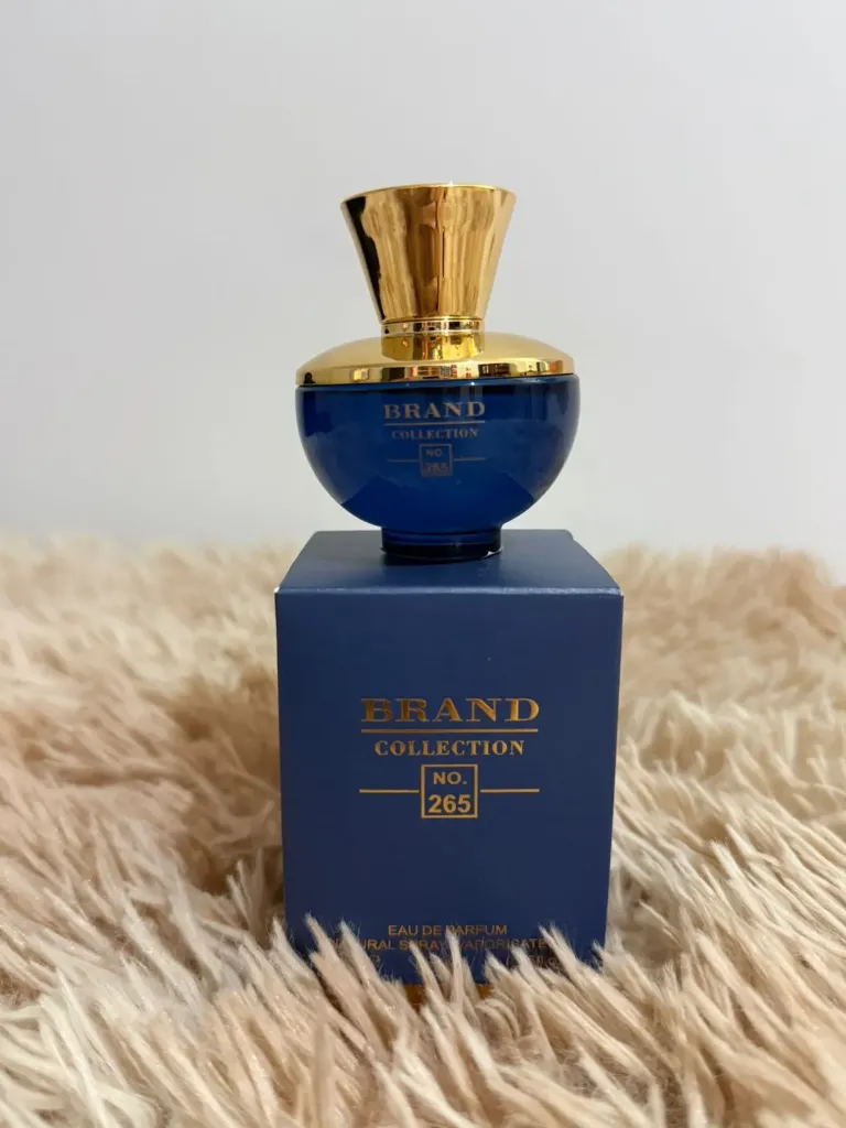 Inspiração: Versace Dylan BLUE 💙  Uma fragrância intensa, sensual e refinada criada para uma mulher que conhece o poder de sua sensualidade e sua mente.  🔸Familia Olfativa: Floral, Frutal  🔸Notas de Topo: Groselha Preta, Maça, Trevo branco, Mysotis e Shiso  🔸Notas de Coração: Rosa, Jasmim e Pêssego  🔸Notas de Fundo: Styrax, Madeira Branca, Almíscar e Patchouli  Brandcollection N° 265  25ml