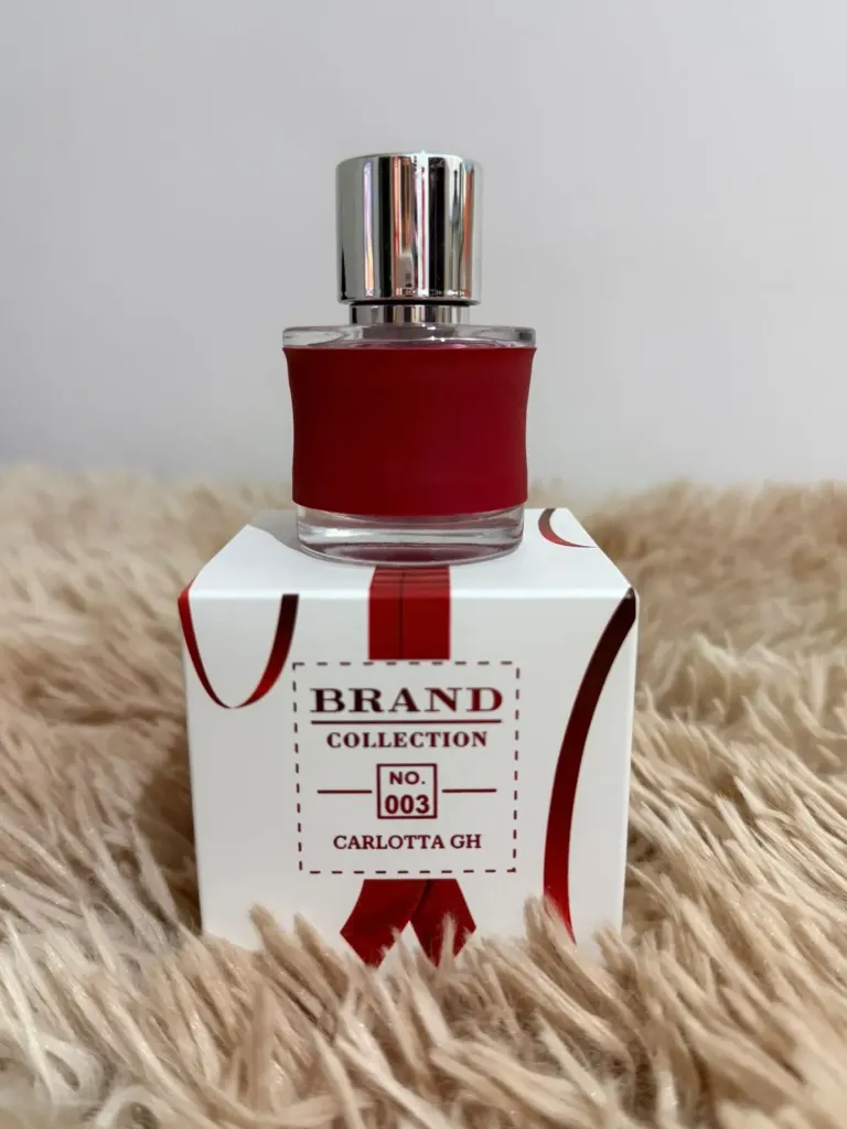 Inspiração CH CAROLINA HERRERA tradicional. Familia Olfativa: Floral, oriental  Notas de Topo: Bergamota, Loranja, Limão verdadeiro Amalfi, Fruta tropical e Notas aquáticas  Notas de Coração: Jasmin, Flor de Laranjeira africana, Canela, Tintura de Rosa e Pralinê  Notas de Fundo: Sândalo, Patchouli ou Oriza, Madeira de Cashmere, Cedro da Virgínia, Almíscar, Camurça e Âmbar  Brandcollection 003 25ml