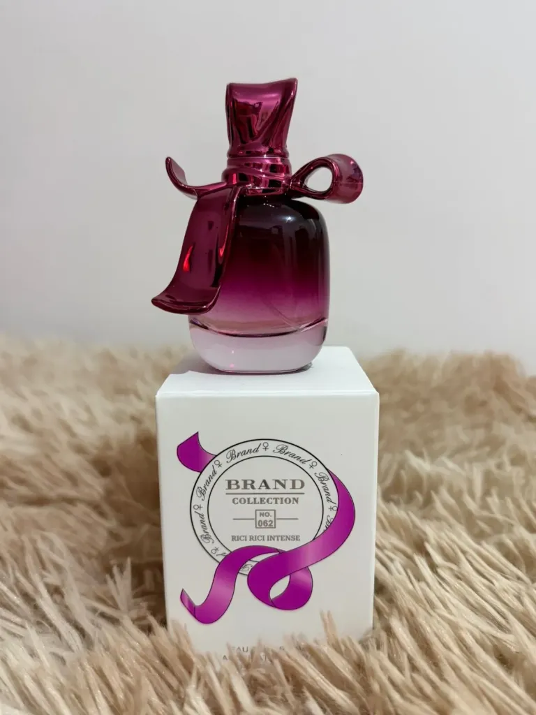 Inspiração perfume Nina Ricci Ricci 😍  Ele dá um tom fresco levemente picante. A fragrância evolui para um buquê de flores apaixonante, numa base leve majestosa.  🔸Notas de topo: ruibarbo, bergamota  🔸Notas Corpo: rosa de maio, belle de nuit, tuberosa  🔸Notas de Fundo: patchouli, sândalo  Brand Collection- N°062 🥰  25ml