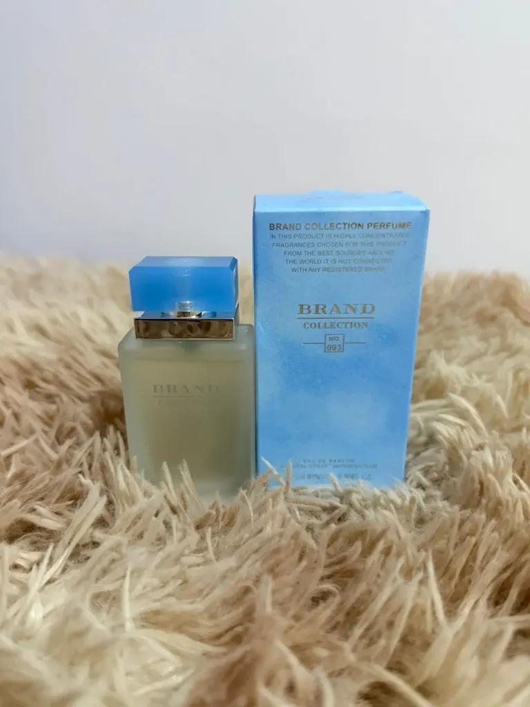 Inspiração Light Blue, Um Perfume feminino deliciosamente marcante. Ideal para mulheres modernas que gostam do estilo de vida elegante e casual.  Notas de Topo: Maçã, Cedro, Câmpanula e Limão Siciliano  Notas de Coração: Bambu, Rosa Branca e Jasmim  Notas de Fundo:Âmbar, Cedro, e Almiscar.  Brandcollection  N° 093  25ml
