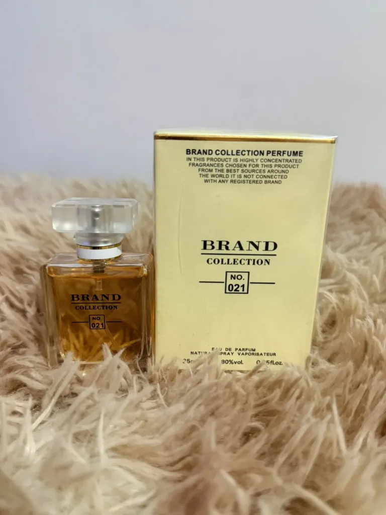 Inspiração perfume Coco Mademoiselle♥️  Família olfativa.  🔸Notas de topo são : Laranja, Mandarina, Bergamota e Flor de Laranjeira  🔸Notas de coração são Rosa Turca, Jasmim, Mimosa e Ylang Ylang  🔸Notas de fundo são Patchouli ou Oriza, Almíscar Branco, Baunilha, Vetiver, Fava Tonka e Opoponax  Brand Collection- N°021🤩🛍️  25ml