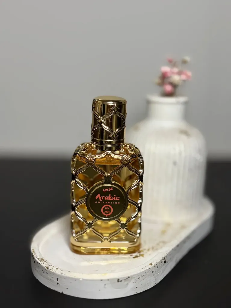 O perfume árabe feminino A024 da Arabic Collection (Âmbar Real) é um Eau de Parfum de 25ml, conhecido como uma versão miniatura inspirada no famoso Royal Amber. É uma fragrância oriental baunilha, doce e amadeirada, ideal para quem busca uma essência marcante, envolvente e de longa duração, perfeita para uso noturno ou encontros. Características Principais do Âmbar Real A024: Família Olfativa: Oriental Baunilha.Notas de Topo: Bergamota e Notas Verdes.Notas de Coração: Melão, Notas Doces, Abacaxi e Âmbar.Notas de Fundo: Almíscar, Notas Amadeiradas e Baunilha.
