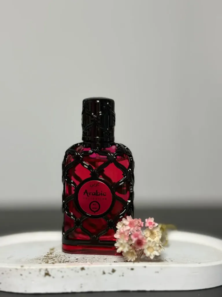 O Dania A040 (Arabic Collection) é um Eau de Parfum (EDP) de 25ml, lançado em 2024, que se destaca como um Oriental Floral marcante, sedutor e com excelente fixação. Com notas de topo frutadas e cítricas, coração floral e fundo quente de baunilha/âmbar, é ideal para quem busca elegância e longa duração. Características Principais: Família Olfativa: Oriental Floral. Notas de Topo: Frutas Frescas, Cítricos, Gardênia, Pêssego e Laranja. Notas de Coração: Flores Brancas, Rosas, Coco, Baunilha e Tuberosa. Notas de Fundo: Baunilha, Âmbar, Almíscar, Sândalo e Cedro. Concentração: Eau de Parfum (EDP).