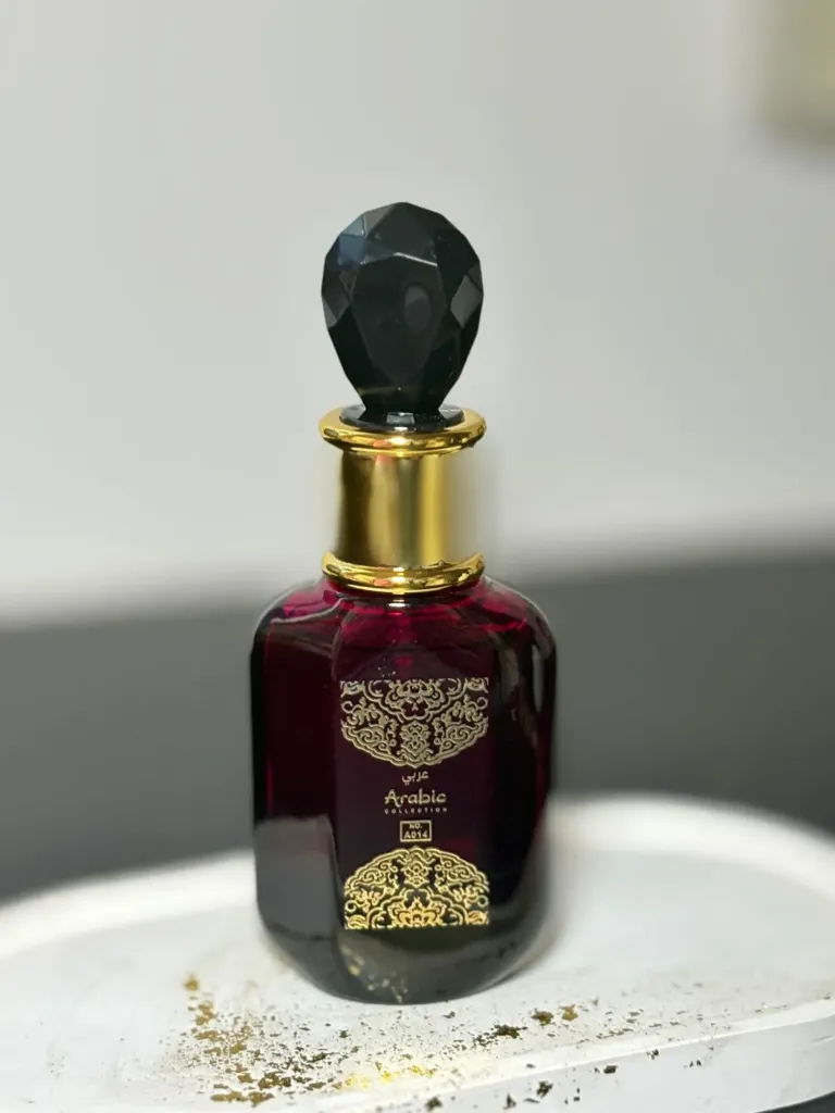 O Perfume Árabe Feminino Arabic Collection A014 (Sabah/Sabah Al Ward) é um Eau de Parfum de 25ml, conhecido por ser um oriental floral doce, marcante e sofisticado, ideal para noites e ocasiões especiais. Com alta fixação e notas de pimenta rosa, cacau e baunilha. Características PrincipaisAroma: Doce, quente e sensual (Oriental Floral).Notas de Topo: Pimenta Rosa e Mandarina.Notas de Coração: Flor de Laranjeira, Semente de Cacau e Jasmim Sambac.Notas de Fundo: Baunilha, Fava Tonka e Patchouli.