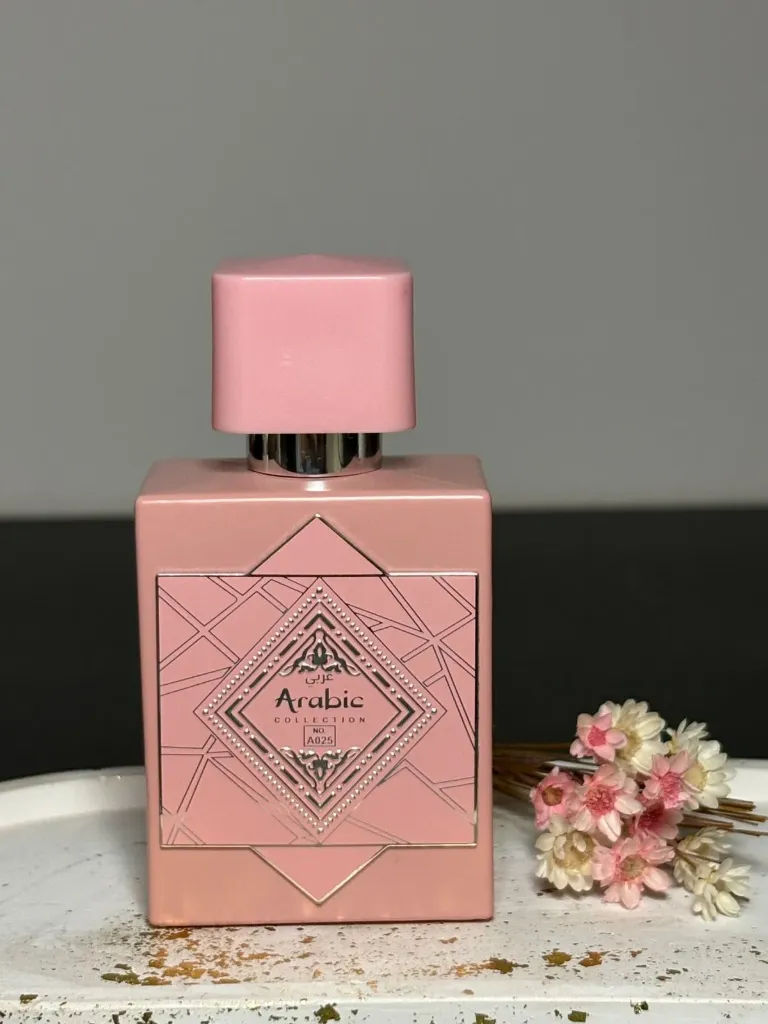 O Perfume Árabe Feminino A025 (Blush Nobre) da Arabic Collection é uma fragrância Eau de Parfum de 25ml conhecida por ser um floral oriental doce, sofisticado e com ótima fixação. Frequentemente descrito como uma opção acessível inspirada no Noble Blush da Lattafa, destaca-se pelo aroma de "rose milk", merengue e baunilha. Características Principais: Família Olfativa: Floral Oriental / Gourmand. Notas Principais: Abertura com rose milk (leite de rosas), coração de merengue e amêndoa, e fundo cremoso de baunilha, almíscar e sândalo.Tamanho: 25ml (formato miniatura/viagem).Estilo: Delicado, doce e sedutor.