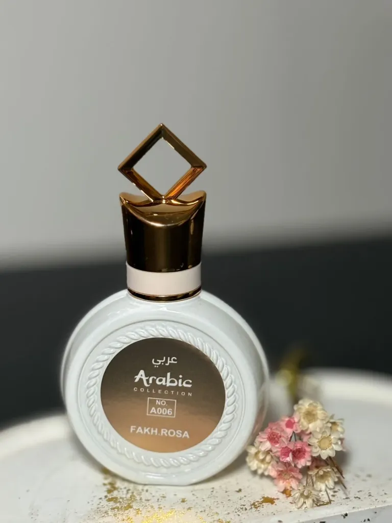 O Perfume Árabe Feminino Fakhar Rosé A006 (25ml) é uma miniatura luxuosa, conhecida por sua fragrância marcante de flores brancas, com destaque para a tuberosa, gardênia e jasmim. Esta fragrância feminina, estilo Eau de Parfum, oferece alta fixação (até 8 horas) e um toque doce/cremoso de baunilha, ideal para uso diário ou ocasiões especiais. Características Principais:Família Olfativa: Floral Branco, Frutado, Doce.Notas de Topo: Frutas, Lírio, Romã e Aldeídos.Notas de Coração: Tuberosa, Jasmim, Gardênia, Madressilva, Rosa, Peônia. Notas de Fundo: Baunilha, Almíscar Branco, Ambroxan, Sândalo.