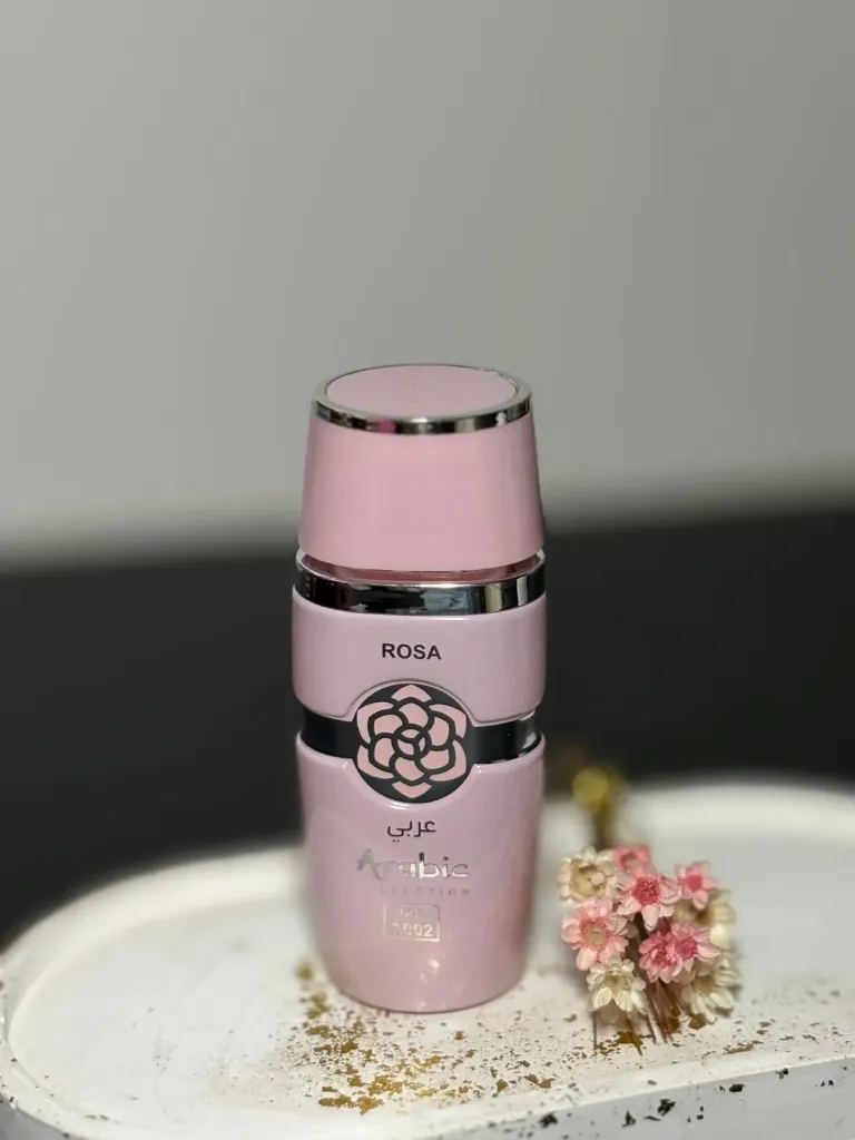 O Perfume Árabe Collection A002 (Rosa) é uma fragrância feminina de 25ml, conhecida por ser uma miniatura inspirada no famoso Yara da Lattafa. É um perfume Eau de Parfum doce e cremoso, com notas de orquídea, frutas tropicais e baunilha, ideal para quem busca sofisticação e alta fixação em um formato compacto. Características Principais:Inspiração: Yara da Lattafa. Família Olfativa: Oriental Baunilha.Notas de Topo: Orquídea, Heliotrópio e Tangerina. Notas de Coração: Acorde Gourmand e Frutas Tropicais. Notas de Fundo: Baunilha, Almíscar e Sândalo. Fixação e Projeção: Alta, característico de perfumes árabes.