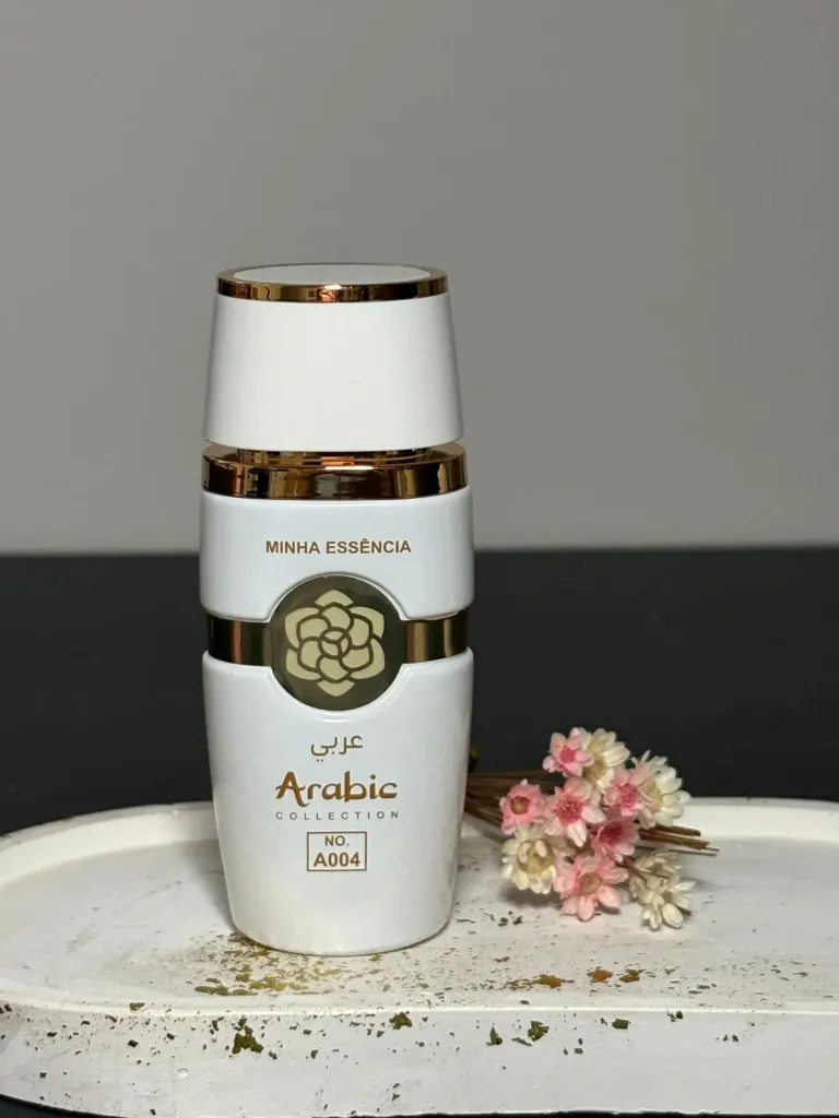O Perfume Arabic Collection Nº A004 Minha Essência (25ml) é uma fragrância feminina Eau de Parfum, descrita como floral frutada, elegante e suave. Inspirado no Yara Moi da Lattafa, é conhecido por sua fixação duradoura e notas quentes. Características do A004 Minha Essência:Família Olfativa: Floral Frutado. Notas de Topo: Pêssego, Mandarina e Maçã Verde.Notas de Coração: Jasmim, Rosa e Flor de Laranjeira.Notas de Fundo: Baunilha, Almíscar Branco e Sândalo.Indicação: Ideal para o dia a dia, encontros e ocasiões especiais. Destaques:Fixação: Alta fixação (Eau de Parfum).Volume: Frasco prático de 25ml. Estilo: Considerado uma fragrância "cheiro de chique", suave e sofisticada.