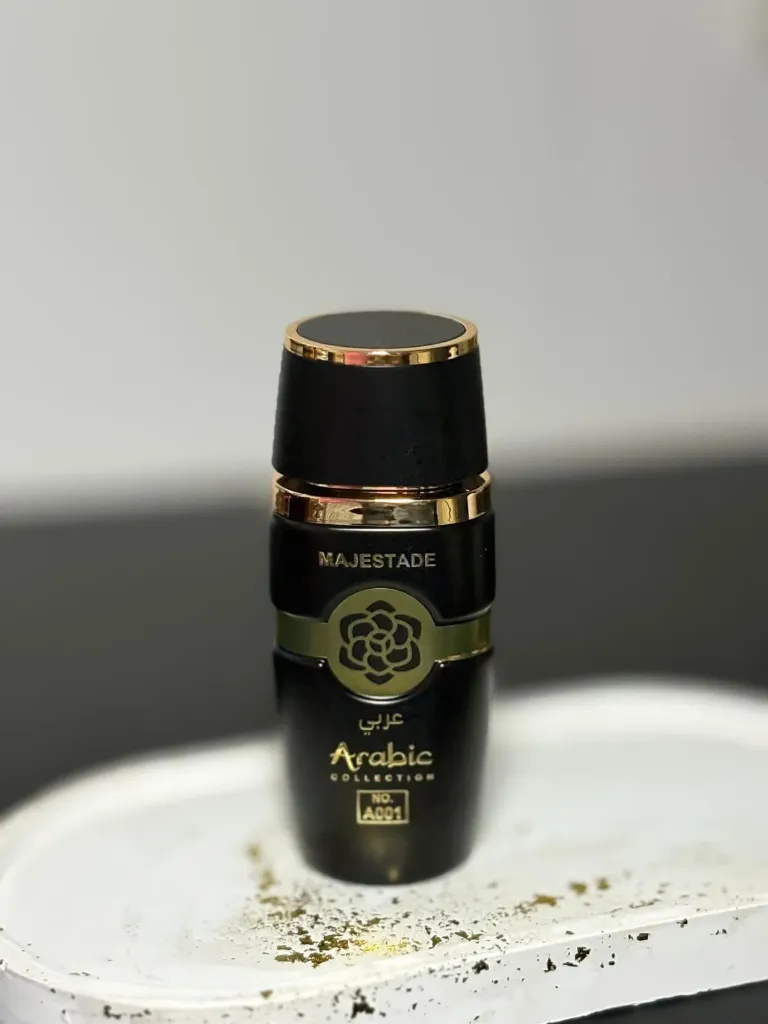 (MASCULINO)O perfume árabe Majestade Arabic Collection A001 (25ml) é uma fragrância masculina do tipo Eau de Parfum, intensamente amadeirada e oriental, inspirada no famoso Asad da Lattafa Parfums. Com notas de pimenta, tabaco, abacaxi e café, é ideal para uso noturno e no outono, oferecendo boa fixação. Principais Características e Detalhes: Inspiração Olfativa: Lattafa Asad. Notas: Pimenta preta, tabaco, abacaxi, café, patchouli, baunilha e âmbar. Estilo: Amadeirado, quente e doce.