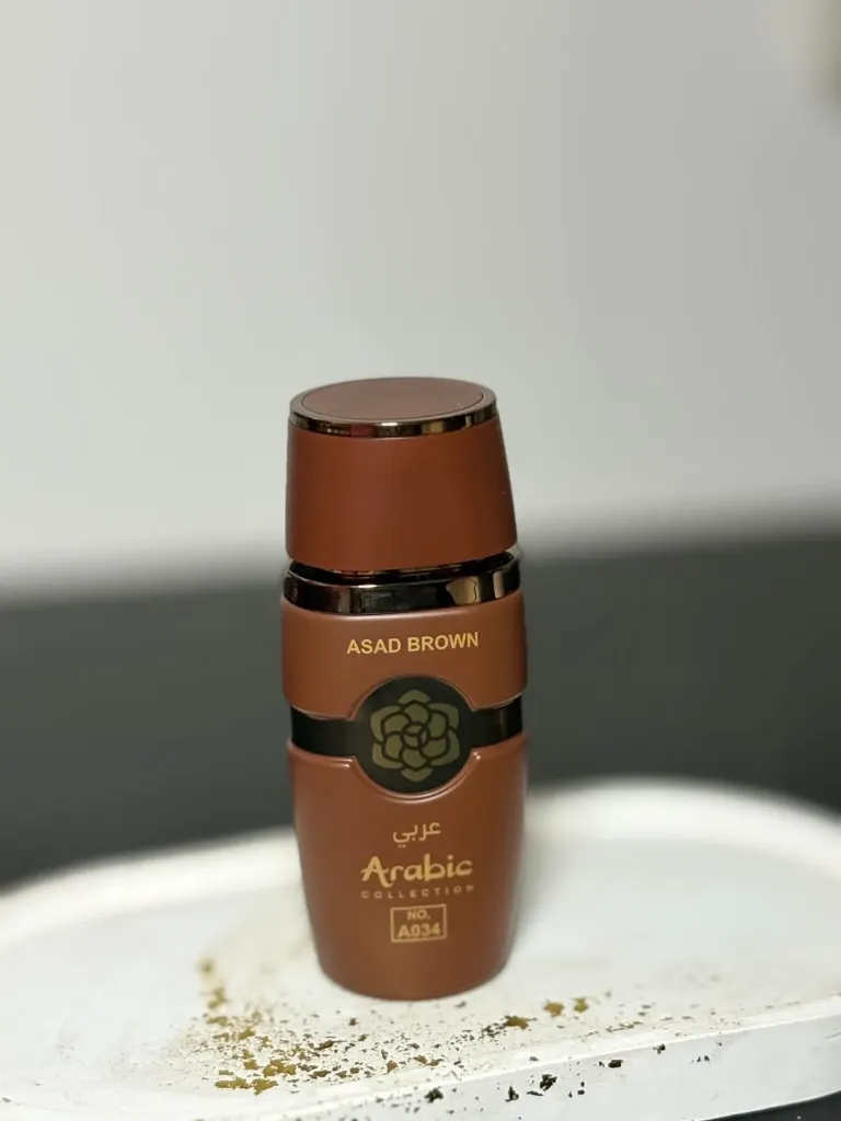 (MASCULINO) O Perfume Arabic Collection A034 Asad Brown (25ml) é uma fragrância masculina oriental amadeirada, lançada em 2025, conhecida por ser intensa e sofisticada, inspirada no Asad Bourbon. Destaca-se por notas de lavanda, baunilha e cacau, ideal para a noite e ocasiões especiais. Características Principais: Família Olfativa: Oriental Amadeirado. Notas de Topo: Lavanda, Ameixa Mirabelle e Pimenta Rosa. Notas de Coração: Cacau, Noz-moscada e Davana. Notas de Fundo: Baunilha de Bourbon, Âmbar e Vetiver. Intensidade: Alta, com rastro marcante.