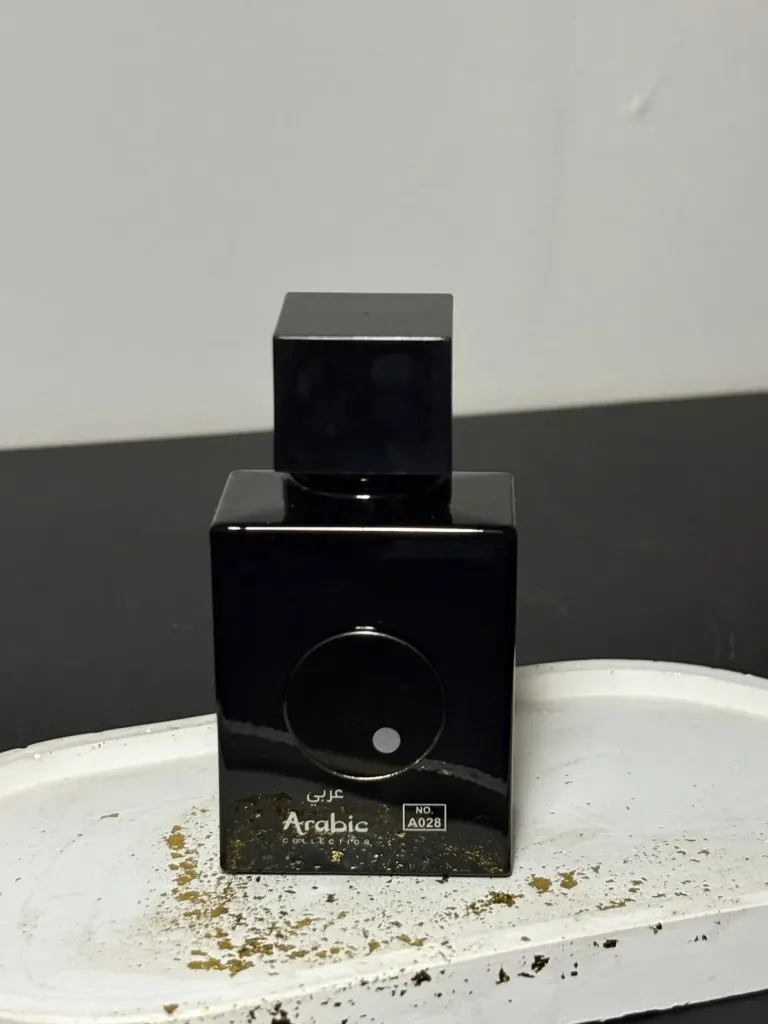 (MASCULINO) O Arabic Collection A028 Night Club (25ml) é um perfume árabe masculino Eau de Parfum, conhecido como uma alternativa acessível e intensa ao Club de Nuit Intense Man. Com notas cítricas, frutadas e amadeiradas, é ideal para uso noturno. Principais Características e Notas (Night Club A028): Família Olfativa: Cítrico/Amadeirado/Aromático.Notas de Topo: Limão, toranja, hortelã e pimenta rosa.Notas de Coração: Notas amadeiradas, jasmim, bétula e gengibre. Notas de Fundo: Âmbar, almíscar e notas amadeiradas.Fragrância: Inspirado no famoso Creed Aventus, oferece uma saída frutada fresca (abacaxi, maçã) que evolui para um fundo amadeirado marcante.